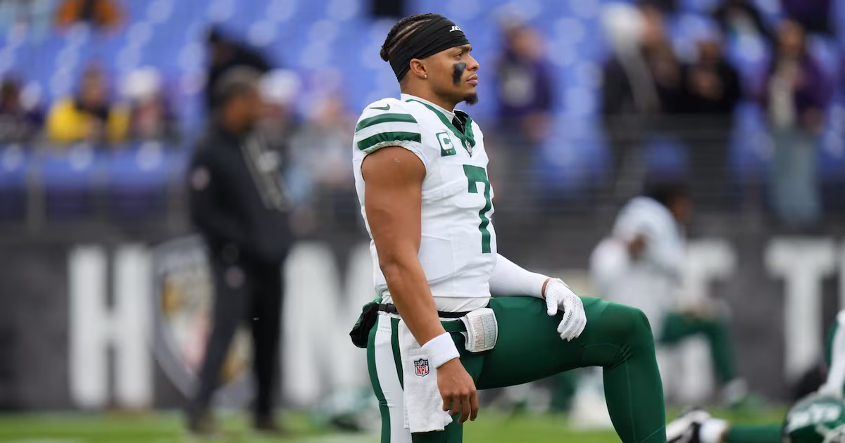 Jets’ Fields out vs. Dolphins with sore knee; rookie Cook to serve as backup QB