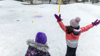 Jeux dans les cours d’école | Tempête autour des buttes de neige