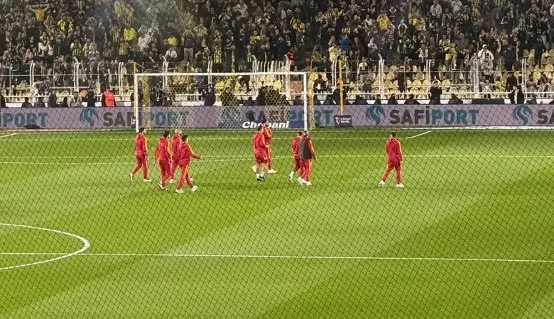 Kadıköy'de dikkat çeken görüntü: Galatasaraylı futbolcular şaşkınlığını gizleyemedi