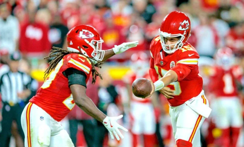 Kareem Hunt - Fantasy Football Risers, Breakouts for Week 14 (2025) - NFL News