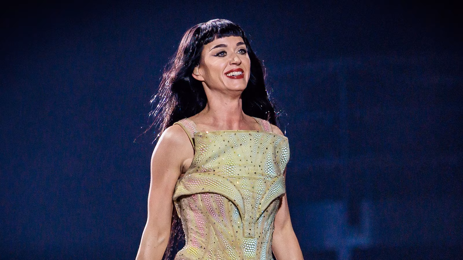 Katy Perry, Justin Trudeau pose for photo with former Japanese prime minister, wife