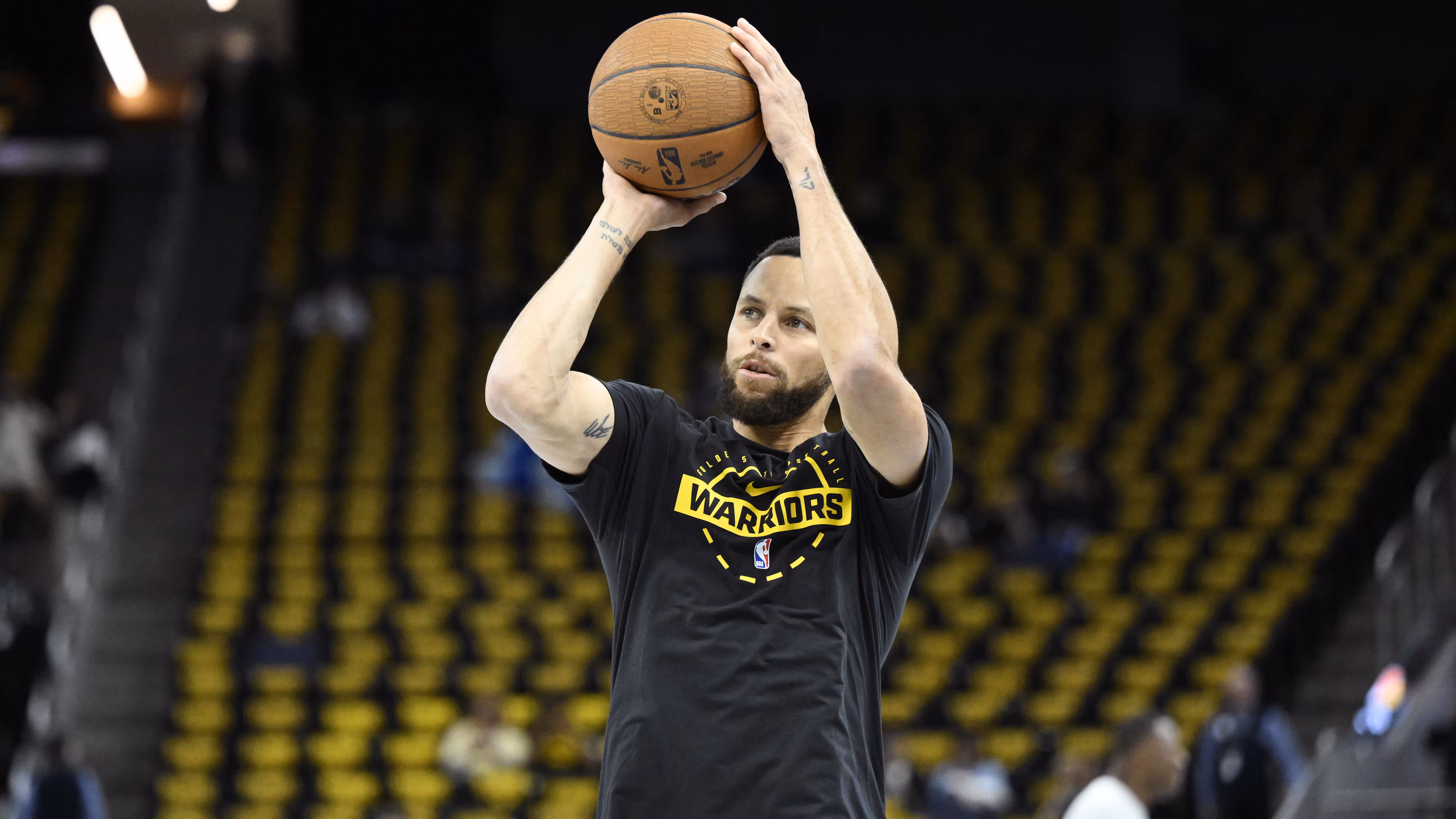 Kevin Garnett Reacts to Steph Curry Wearing His Nike Shoes Before Warriors vs. Wolves
