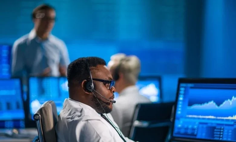 Khối ngoại bất ngờ tung tiền mua mạnh hai cổ phiếu nhóm bán lẻ và ngân hàng