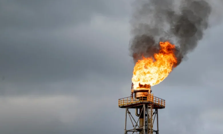 Köln: Hochfackel bei Shell brennt