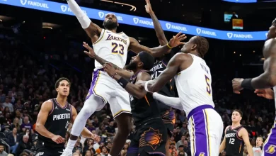 Lakers outlast Suns in absurd, ridiculous game