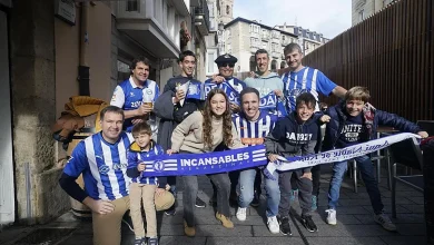 Las aficiones del Alavés y de la Real Sociedad inundan las calles de Vitoria