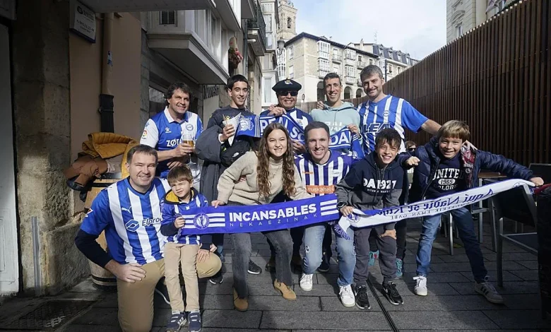 Las aficiones del Alavés y de la Real Sociedad inundan las calles de Vitoria