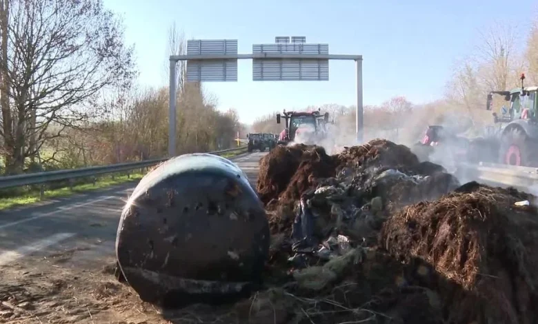 "Le pays va s’embraser" : autoroutes bloquées, actions ciblées, que prévoient les agriculteurs dans les prochaines heures ?