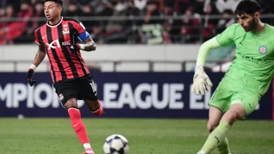 Lingard penetrates the center quickly