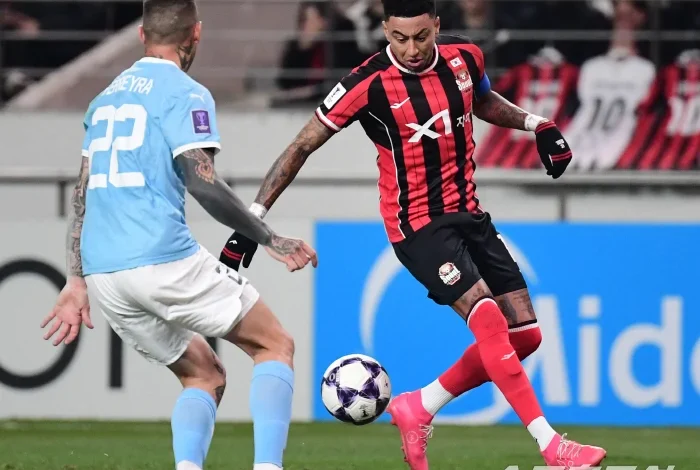 Lingard tries to break through ahead of Melbourne defense