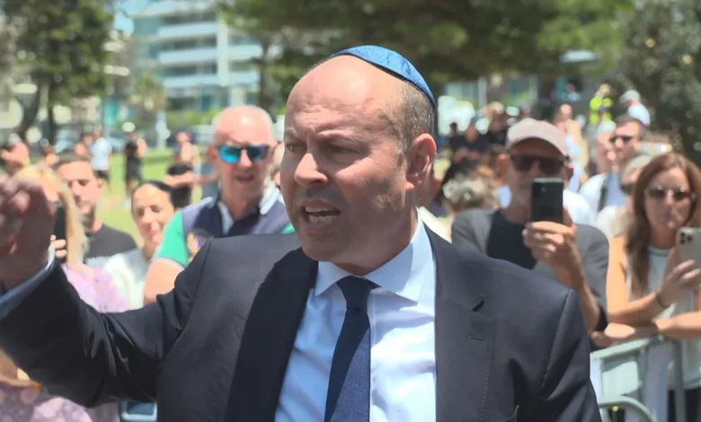 Live updates: Investigators working with Philippines over accused shooters' trip; Alleged gunman wakes from coma; Parents of 10-year-old victim speak at memorial