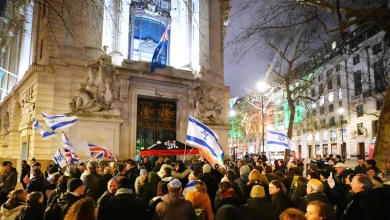 London vigil attendees cheer for 'hero' while paying tribute to Bondi Beach terror attack victims