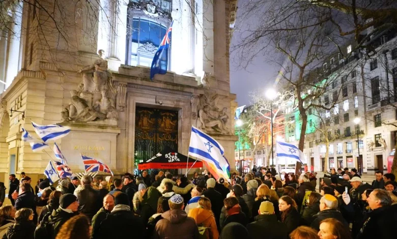London vigil attendees cheer for 'hero' while paying tribute to Bondi Beach terror attack victims