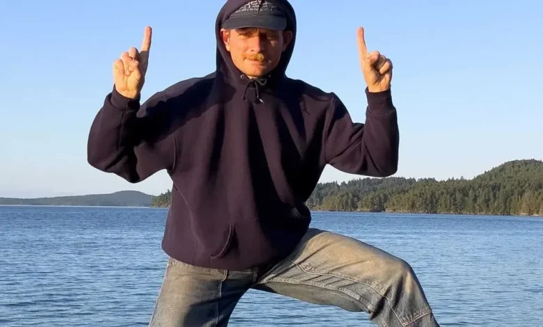 Mac DeMarco Shares Another Secret Album, ‘Seven Off the Two,’ On CD-R at Cross-Canada Tour