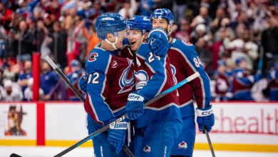 MacKinnon scores 2, Avalanche defeat Canucks to push point streak to 17