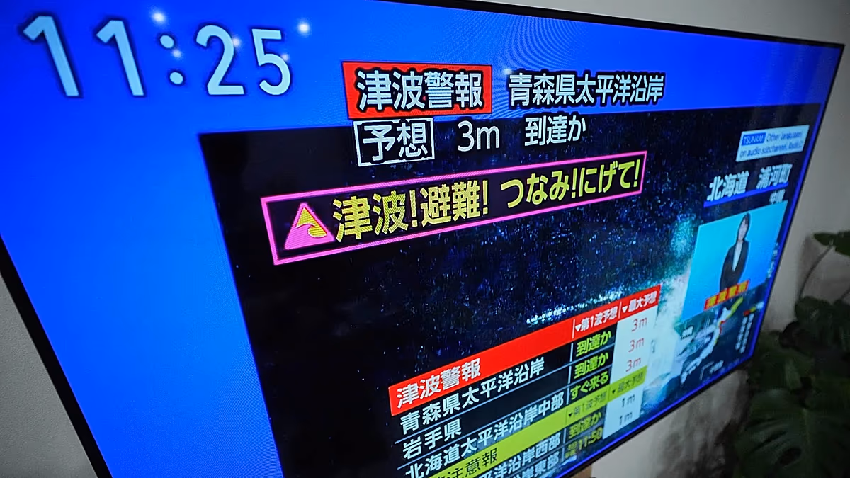 Magnitude 7.2 quake strikes off Japan and triggers tsunami alert