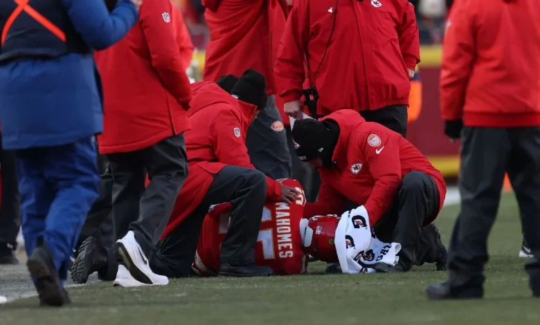 Mahomes exits hurt as Chiefs' playoff hopes end