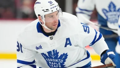 Mats Sundin gives Leafs star John Tavares his flowers following an unbelievable accomplishment