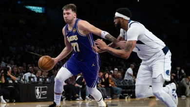 Mavericks' Anthony Davis cheered in first game back in Los Angeles since trade