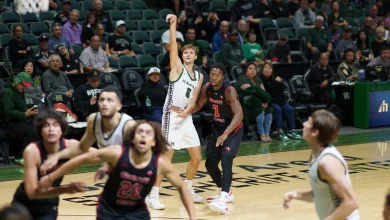 Men’s Basketball Breezes Past Hawai‘i Hilo