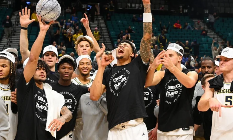 Michigan rises to No. 3 in AP Top 25 men's poll