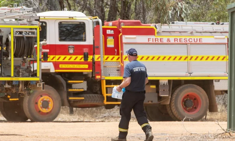 Mid West bushfire and power outages leave 22,125 homes without electricity as Perth braces for 40C heatwave