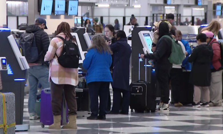 More snow on Monday could mean more travel problems for Chicago