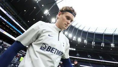 Nešťastný Kinský. Sedí, čeká a kouč Tottenhamu ho uklidňuje: Patří to k fotbalu