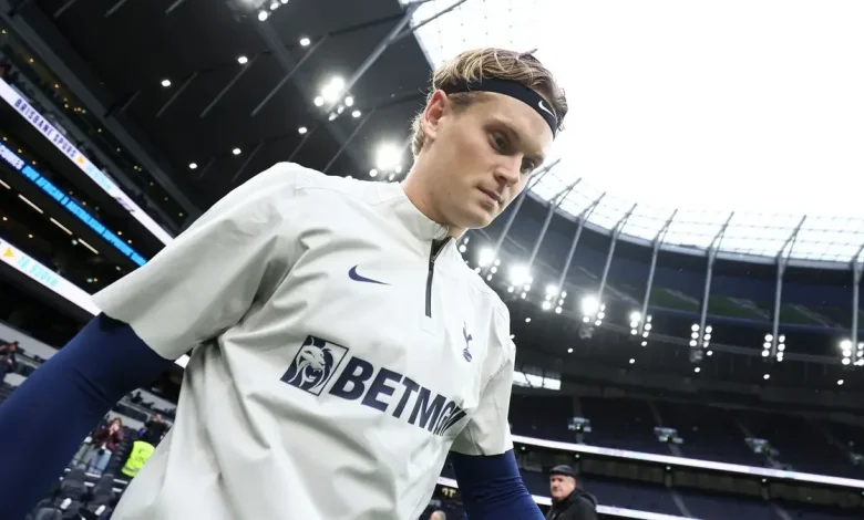 Nešťastný Kinský. Sedí, čeká a kouč Tottenhamu ho uklidňuje: Patří to k fotbalu