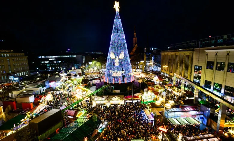 Nun leuchtet die Weihnachtsstadt in vollem Glanz