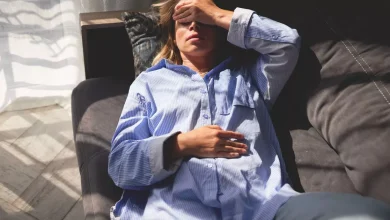 One key symptom that sets Covid apart from a cold, according to expert