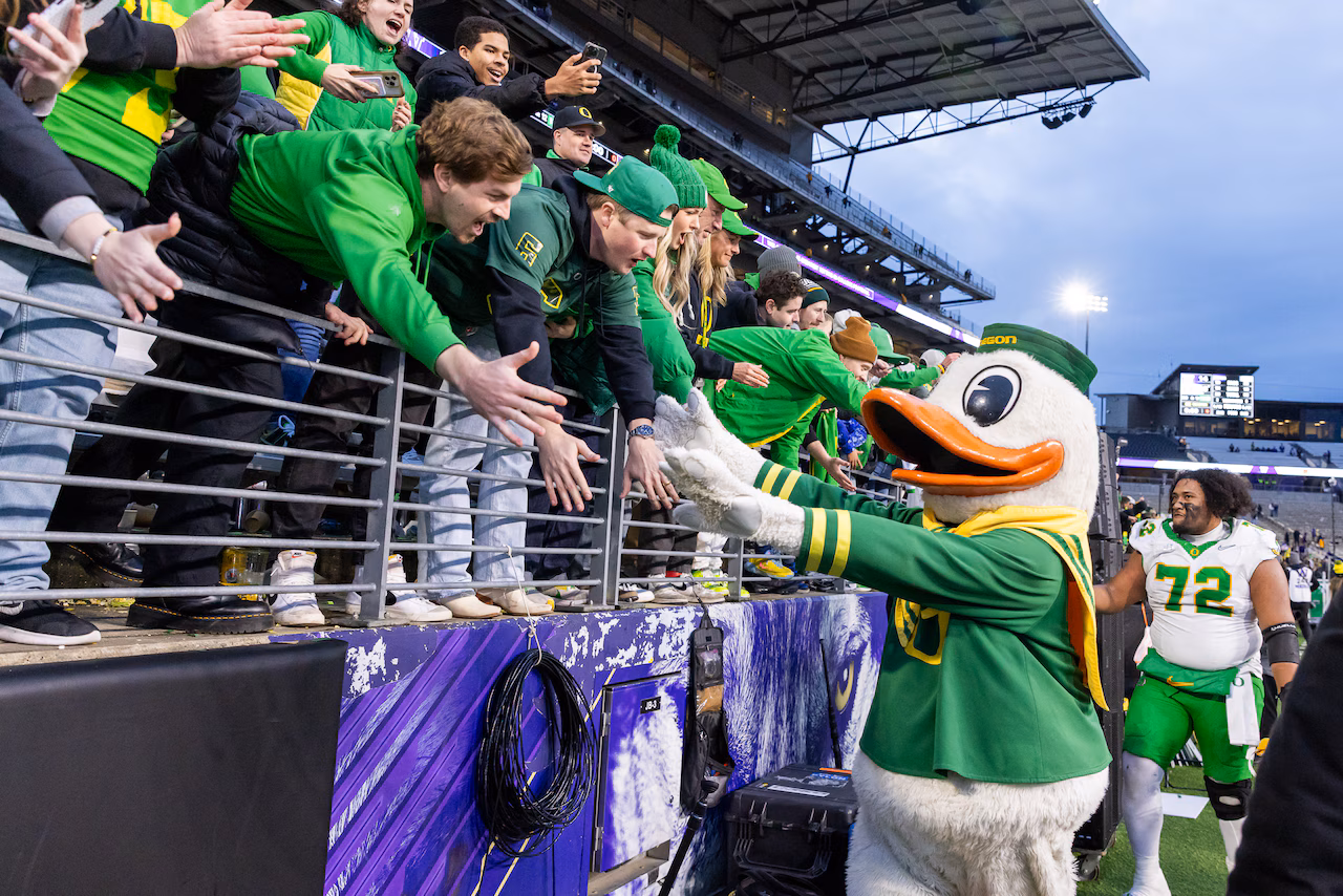 Oregon moves up in polls after beating Washington