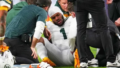 Packers' Micah Parsons ruled out after suffering non-contact knee injury vs. Broncos