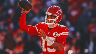 Patrick Mahomes Exits in Fourth Quarter With Apparent Knee Injury vs. Chargers