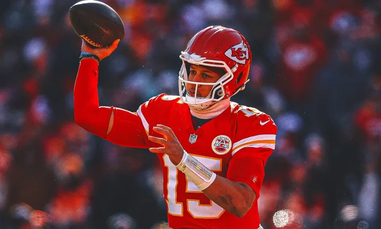 Patrick Mahomes Exits in Fourth Quarter With Apparent Knee Injury vs. Chargers