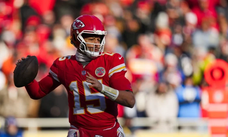 Patrick Mahomes suffers apparent left knee injury late in Chiefs-Chargers