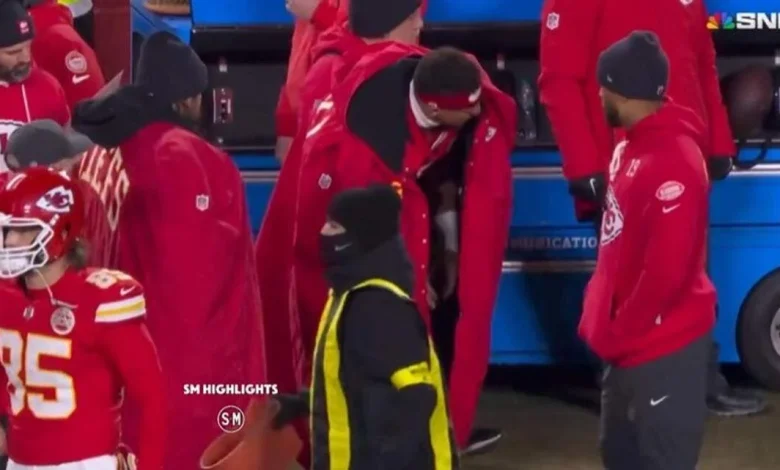 Patrick Mahomes was getting treatment on his knee during Chiefs-Texans game