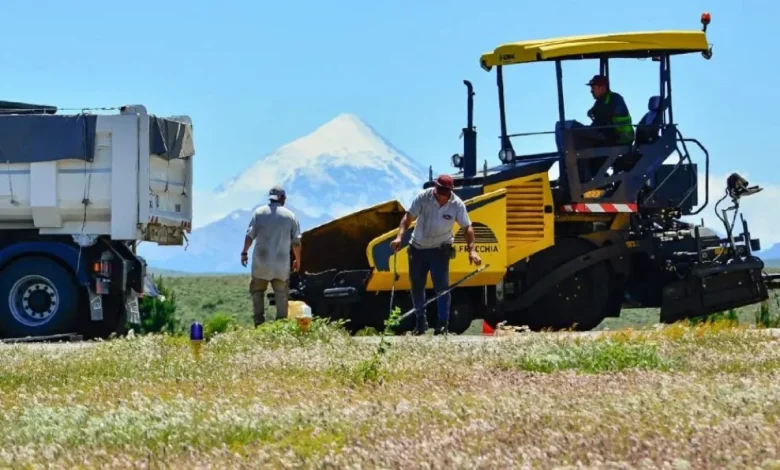 Pavimentación y electrificación: inversiones clave en el acceso a Mamuil Malal