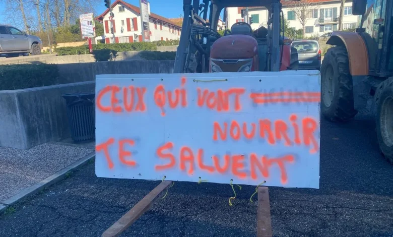 Pays Basque : les agriculteurs ont mené une opération escargot entre Urrugne et Saint-Jean-de-Luz