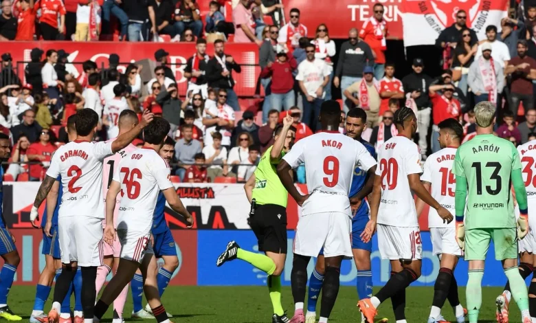Por qué Díaz de Mera no castigó con penalti la mano de Mendy pese al aviso del VAR en el Sevilla - Oviedo