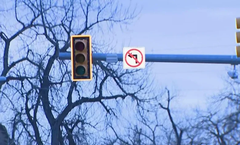 Power outages began early Friday morning in Colorado's foothills as 100 mph gusts expected