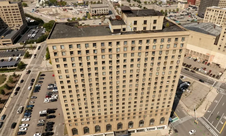 Power remains out at Leland apartments in downtown Detroit