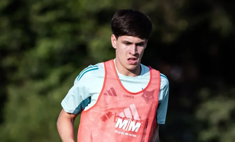 Promessa do Cruzeiro estreia no profissional como titular contra o Santos