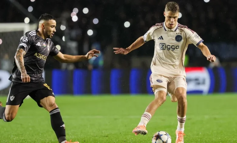 Qarabag kort na rust weer op voorsprong: 2-1 • Dolberg maakt eerste velddoelpunt Ajax
