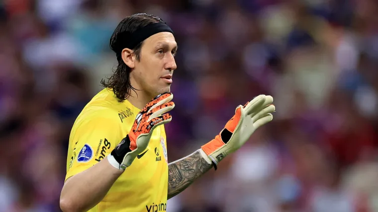 Quem defendeu mais pênaltis na carreira? Hugo Souza ou Cássio?