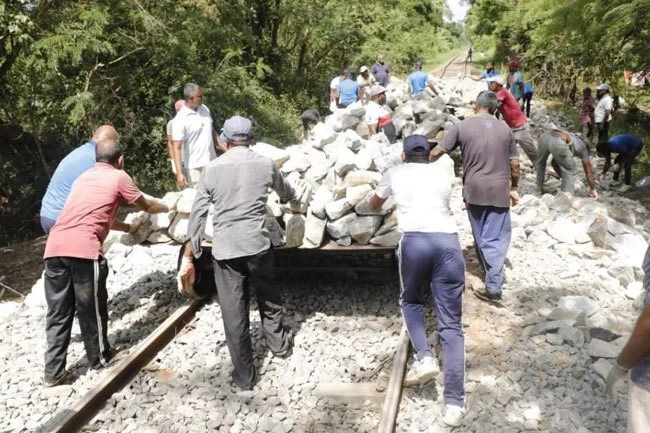 Repairs underway on flood-damaged Colombo–Puttalam railway line