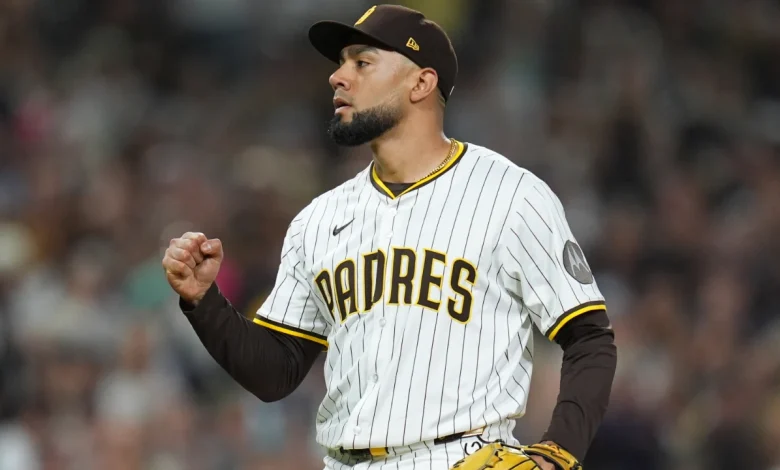 Report: Braves sign closer Robert Suarez to three-year, $45M contract