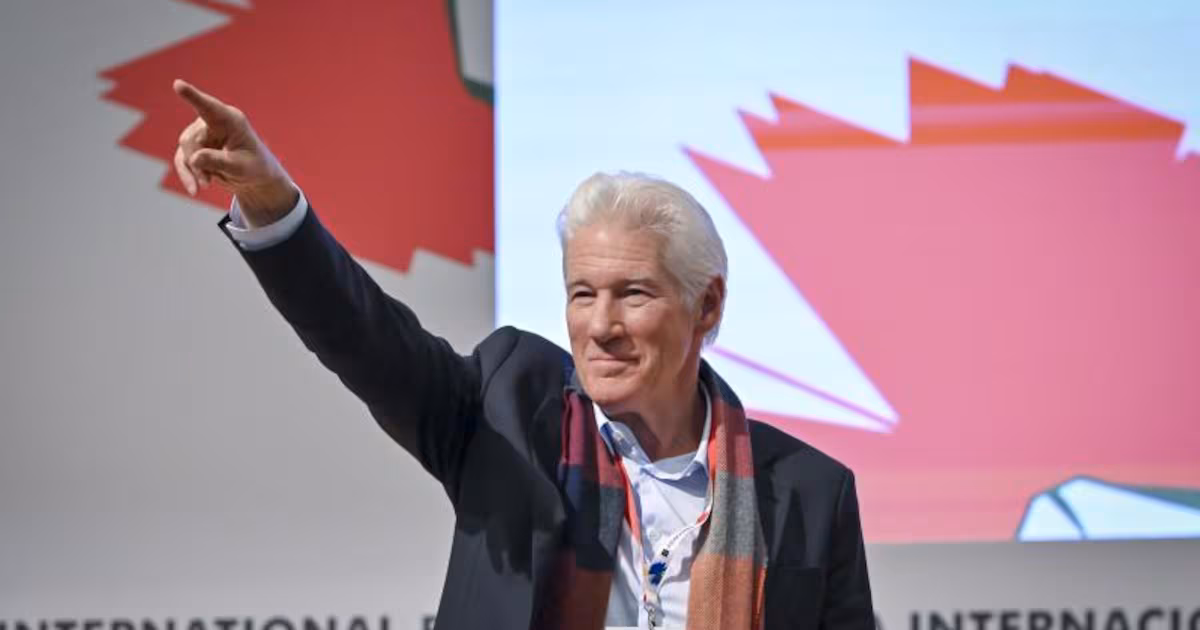 Richard Gere se avergüenza de tener como presidente a Trump... pero elogia a Sheinbaum