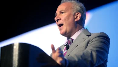 Schiff Fails Gold Test, CZ Argues Bitcoin Is Superior