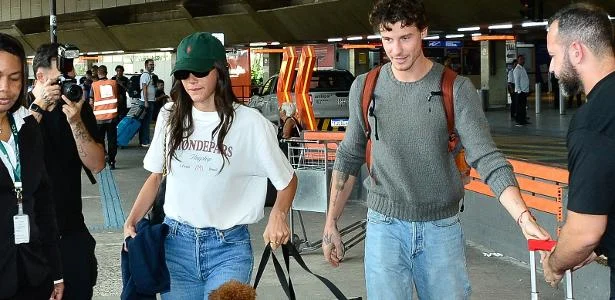 Shawn Mendes e Bruna Marquezine desembarcam juntos em São Paulo